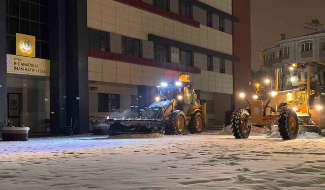 Sivas’ta kar temizleme çalışmaları aralıksız devam ediyor
