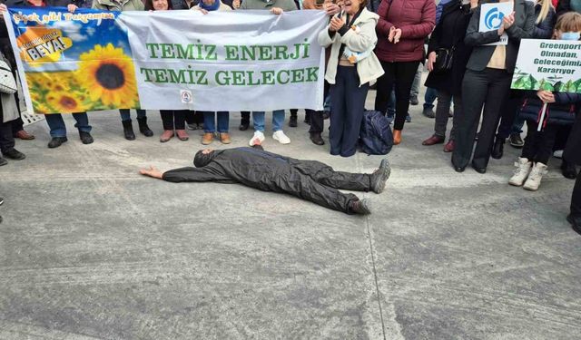 Siyah tulum giyip yere yattı: Tekirdağ’da liman protestosu
