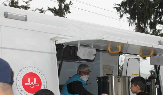 Soğuk kış günlerinde öğrencilerin içini çorbayla ısıttılar