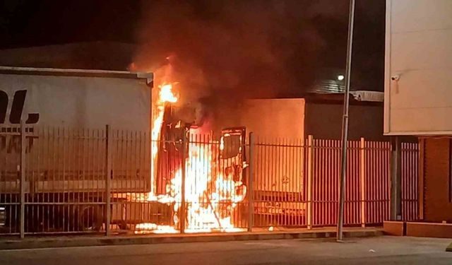 Sürücü kabininde çıkan yangında sürücü kurtuldu