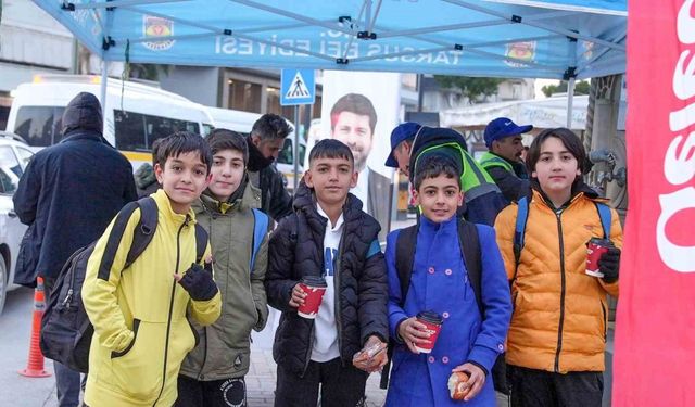 Tarsus’ta soğuk kış günlerinde vatandaşlara sıcak çorba ikramı