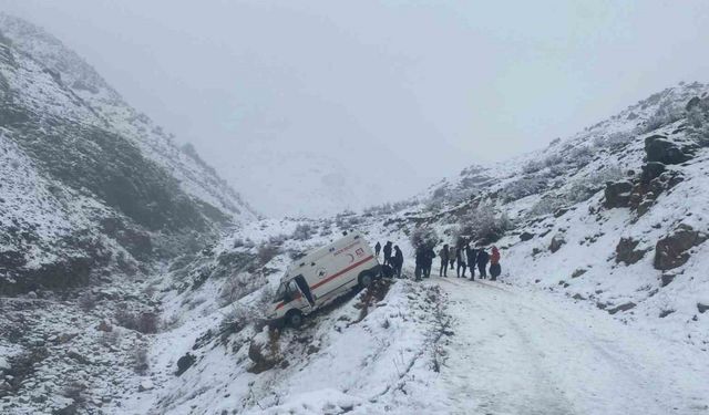 Uçuruma sürüklenen cenaze aracı, yuvarlanmaktan kaya sayesinde kurtuldu