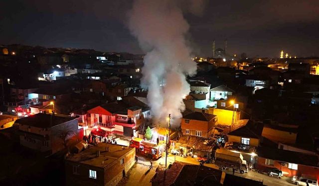 Yangında 3 gecekondu küle döndü