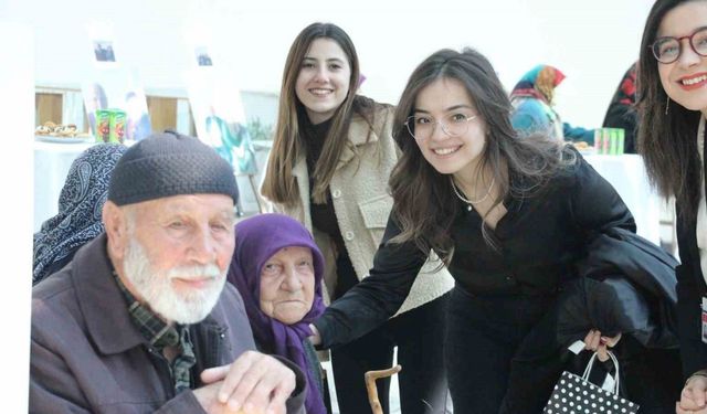 Yarım asırdır evli olan çiftler, sergi ve sinema etkinliğinde buluştu