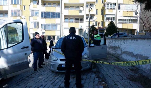 Yaşlı adam otomobilinde ölü bulundu