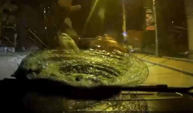 Yolu karşısına geçmeye çalışan adama ticari taksi böyle çarptı