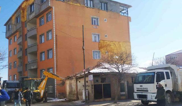 Yunak’ta metruk binaların yıkımına başlandı