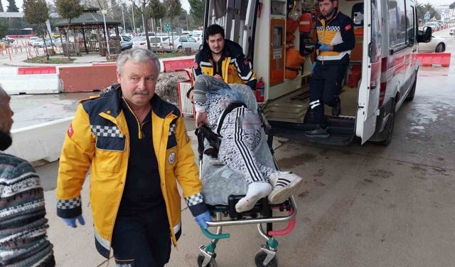 Akaryakıt istasyonunda bıçaklı saldırıya uğrayan genç yaralandı