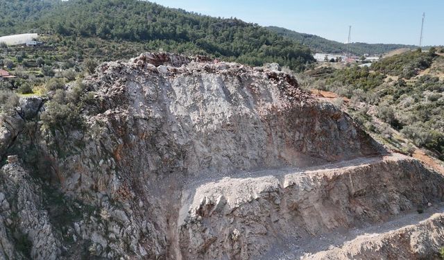 Alanya’da dinamitle patlatılan dağ, karayolunu 6 saat kapalı tuttu