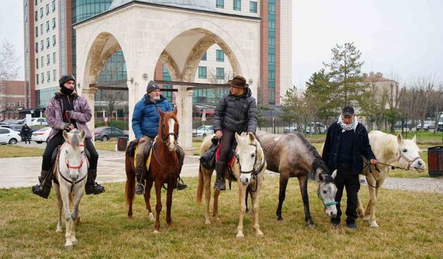 At sırtında İspanya’dan Mekke’ye giden hacı adayları Edirne’de dualarla uğurlandı