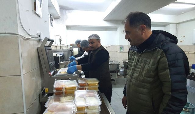 Demirci’de ihtiyaç sahibi vatandaşların evlerine iftar servisi