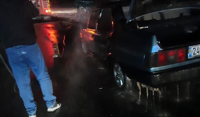 Erzincan’da Fiat Tofaş araç alev alev yandı
