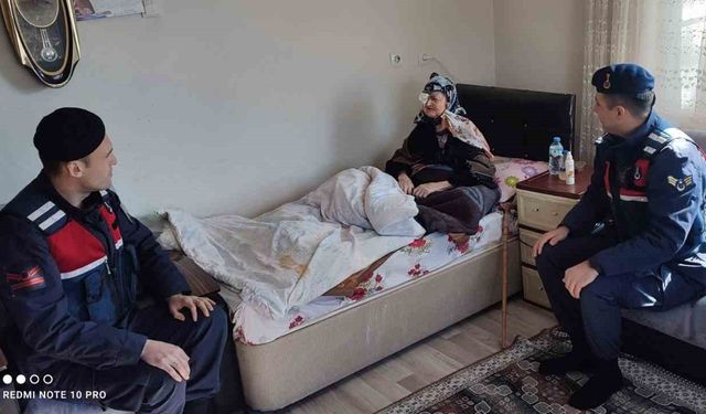 Jandarma 94 yaşındaki Esma Teyzeyi unutmadı