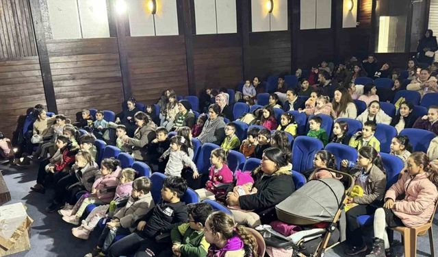 Karacasulu çocuklar, Büyükşehir’in tiyatrosuyla eğlendi