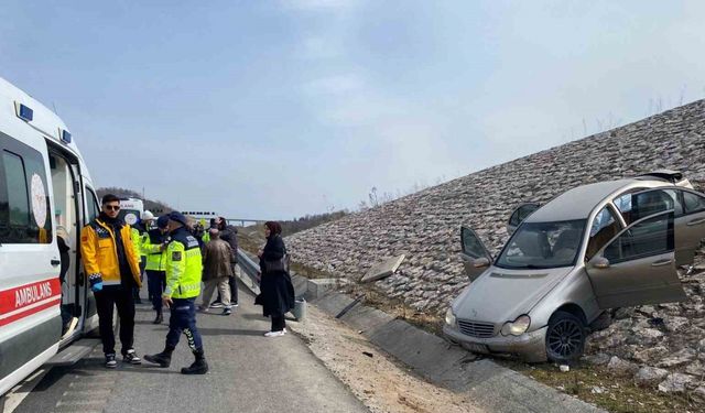 Kuzey Marmara’da kazaya karışan otomobil istinat duvarına çıktı