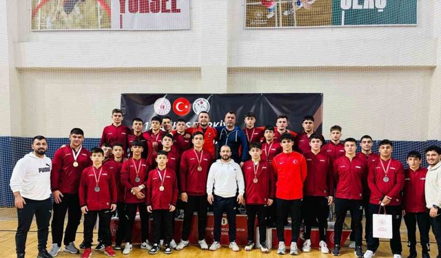 Manisalı güreşçiler Kütahya’dan 15 madalya ile döndü