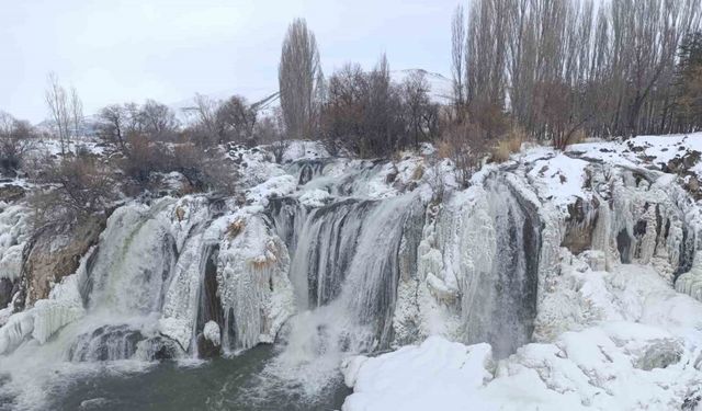 Muradiye Şelalesi beyaz gelinliğini giydi