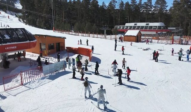 Sarıkamış Kayak Merkezi’nde kayak keyfi sürüyor