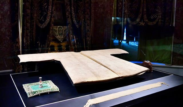 Kutsal emanetlerden Hırka-i Şerif ziyarete açıldı