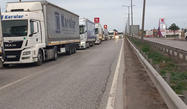 "35 Saattir Bekliyoruz" Kapıkule’de tır sürücülerine gelen yanlış SMS 10 kilometre kuyruğa neden oldu