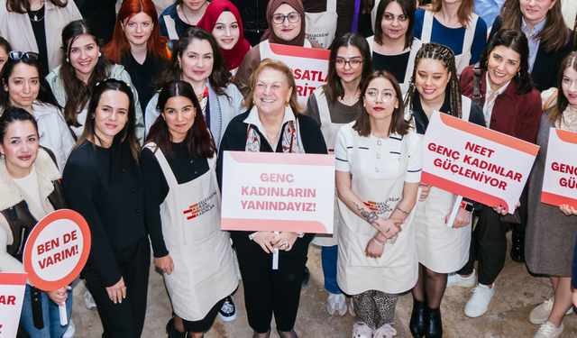 Sabancı Vakfı Mütevelli Heyeti Başkanı Güler Sabancı, İzmir’de “Ben de varım, buradayım” diyen genç kadınlarla buluştu
