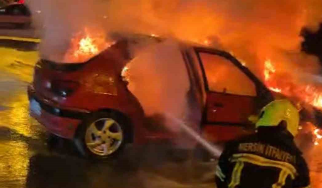 Mersin’de otomobil alev alev yandı