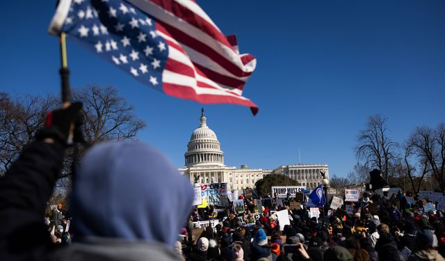 TRUMP ve MUSK’A PROTESTO ABD SOKAKLARA DÖKÜLDÜ