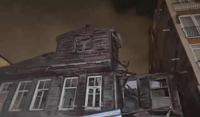 İstanbul’u lodos vurdu: Beyoğlu’nda bina çöktü, Kağıthane’de çatı uçtu