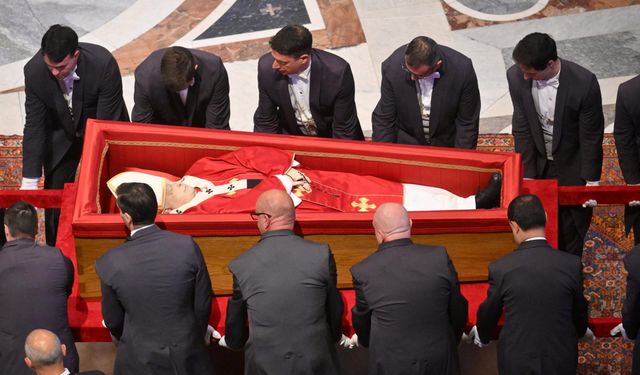 Papa Franciscus, 400 bin kişi tarafından son yolculuğuna uğurlandı