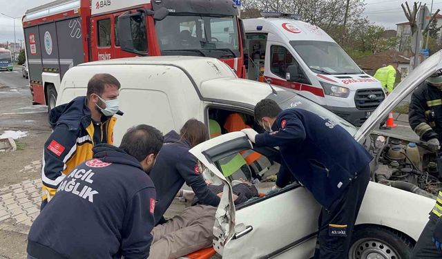 Çorlu’da trafik kazası: Araçta sıkışan yaralıyı itfaiye kurtardı