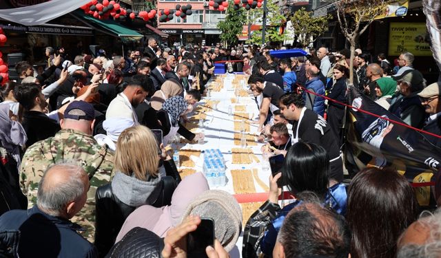 5 dakikada 11 metre börek yedi, 10 gram altının sahibi oldu