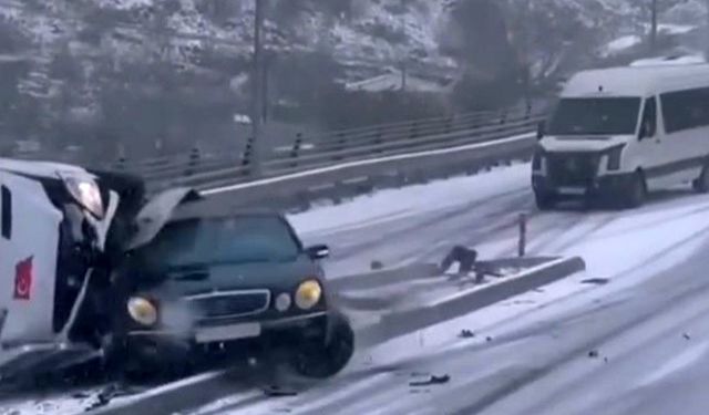 Yollar buz pistine döndü Peş peşe gelen kazalar kamerada