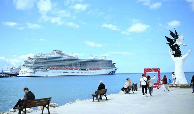 Kuşadası’na ilk seferini yapan kruvaziyer 3 bin 560 turist getirdi