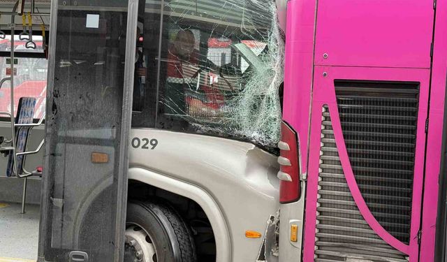 Beylikdüzü’nde metrobüs kazası: 1 kişi hayatını kaybetti, 20 kişi yaralandı