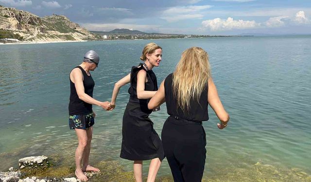 Oyuncu Wilma Elles ve Tuğba Özay Van Gölü’ne girdi