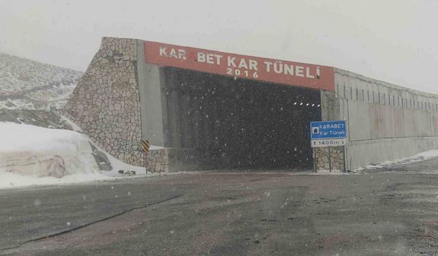Karabet Geçidi’nde lapa lapa kar yağdı