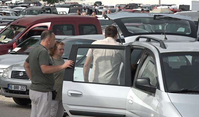 İkinci el oto pazarında bayram havası