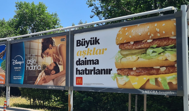 Disney+ ve McDonald’s Türkiye'den   Billboardlarda Yüz Gülümseten Aşk Hikayesi