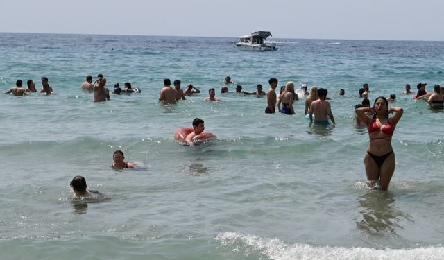 Kuşadası’nda plajlarda bayram yoğunluğu