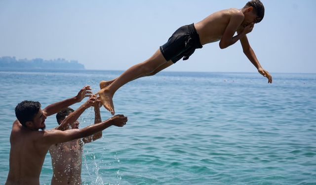 Antalya’da bayramın ilk gününde sahillerde yoğunluk oluştu