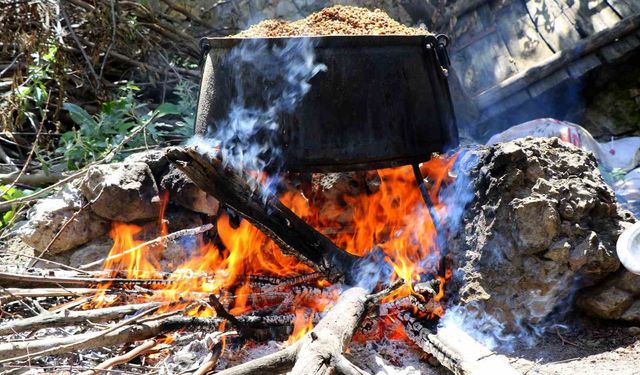 Yüzyıllardır süren geleneksel yöntemlerle pekmez yapımı