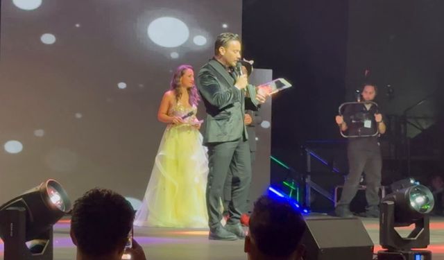 Sinan Akçıl Almanya'da Türkiye'yi Gururla Temsil Etti ve Hit Maker Ödülünü Aldı