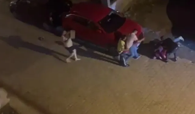 Tadilat esnasında çıkan sesten başlayan kavgada komşular birbirlerine silah, bıçaklı ve briketle saldırdı