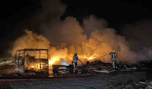 Eyüpsultan’da alevler geceyi aydınlattı: Lastik deposunda korkutan yangın