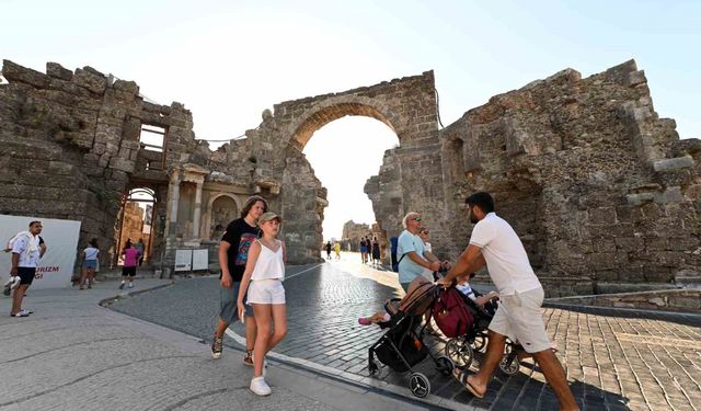 Antalya tüm zamanların günlük turist rekorunu kırdı