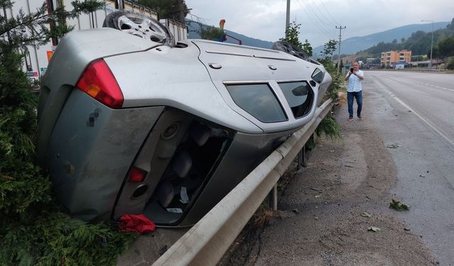 Hurdaya dönen araçtaki 4 kişi emniyet kemeri sayesinde kazayı yara almadan atlattı