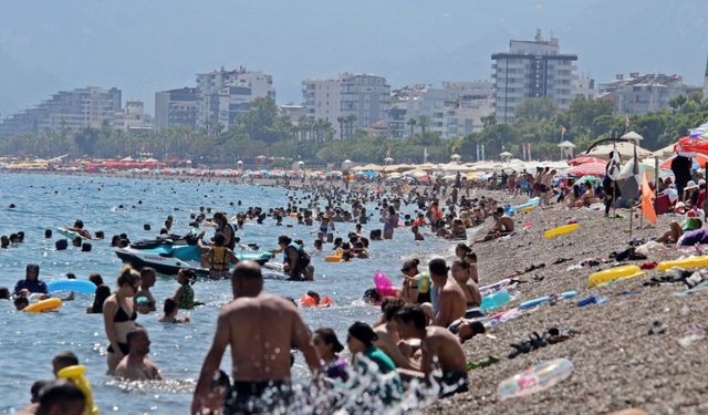 Antalya’nın denizi bile yanıyor: Termometreler 45, deniz suyu 32 derece