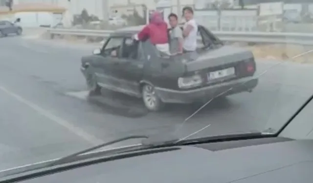 Çocukların, arka camı olmayan TOFAŞ’tan dışarı çıkarak yaptıkları ölümüne yolculuk!