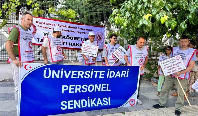 Üniversite idari personeli eylem yaptı