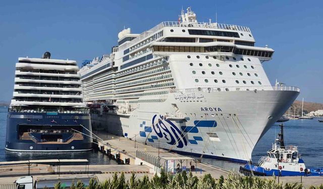 Bodrum’a 2 gemi birden geldi